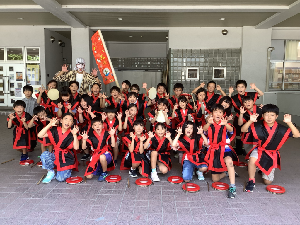 新鶴見小学校3年5組、エイサー五組